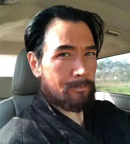 58岁费翔满脸胡须毫无男神风采,前任皆为女神却至今单身