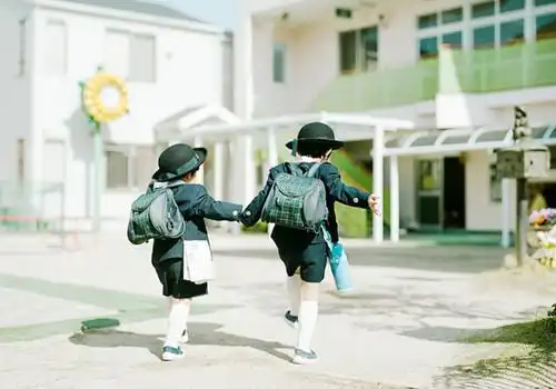 两小无猜小孩情侣图片_梦里花落知多少