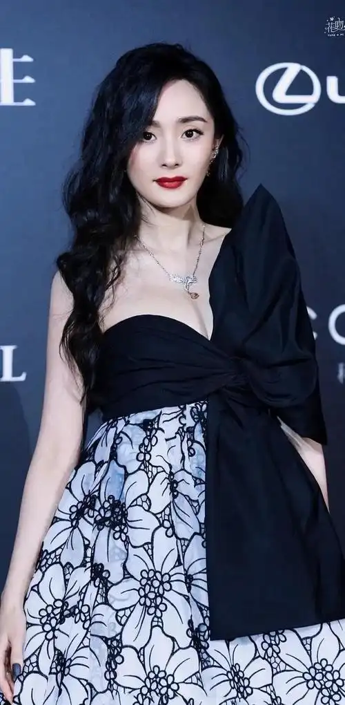 杨幂,自信又迷人的女人|超话|穿搭_网易订阅