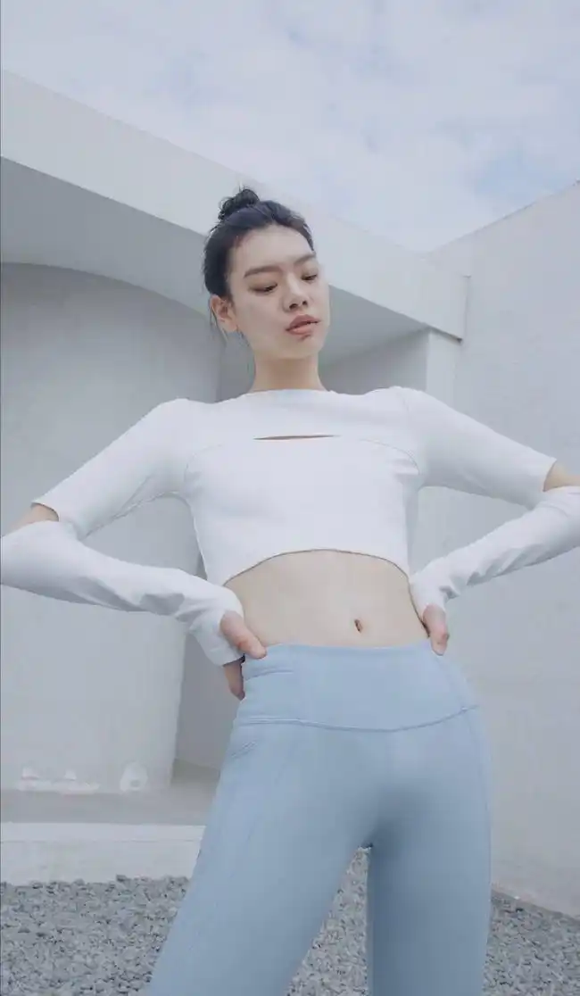 42岁女神高圆圆穿紧身裤健身身体僵硬放不开险些上社会新闻