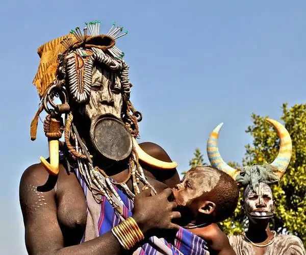 在这里居住着24个原生态原始部落种族.