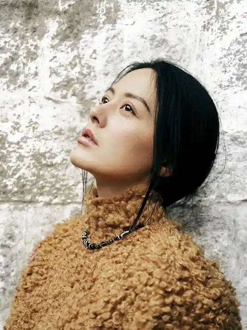 王力可大地色系写真曝光光影下尽显岁月静好