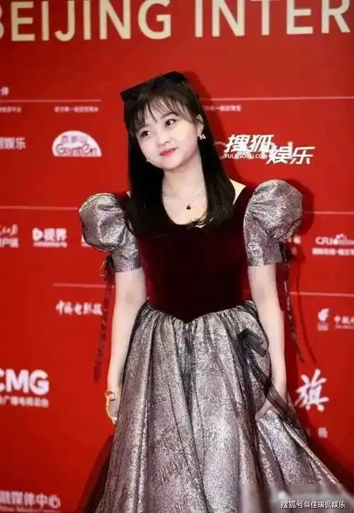 林妙可现身北京电影节,24岁的年龄42岁的打扮,整个人卷成一个球_时尚