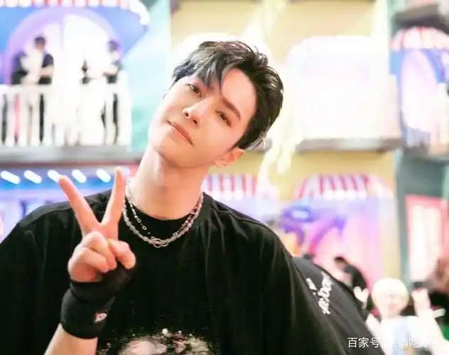 你们发现了吗?这就是街舞里的王一博,越来越可爱了!