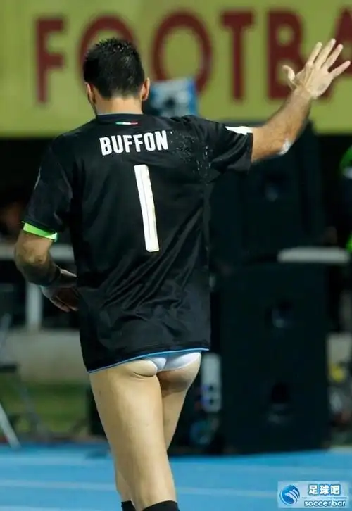 总攻大人露春光 布冯激情庆祝下半身只剩内裤