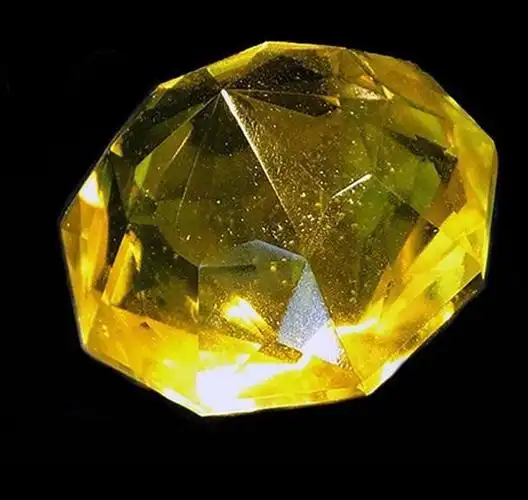 如同太阳一般灿烂,散发着耀眼的光芒,钻石中的贵族-金钻