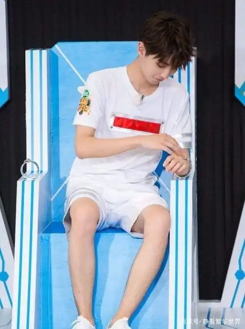 王俊凯穿短裤:看到穿出的"腿型",真是让女孩子们不淡定了