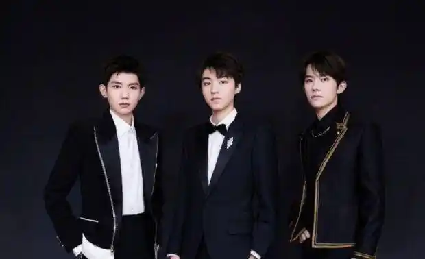 原创tfboys终合体王源的鞋子跟易烊千玺王俊凯都不一样暴露身高