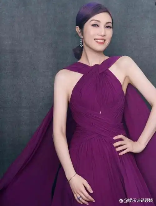 近日,年近50的杨千嬅在个人社交平台晒出一组紫色连衣裙照片,照片中的