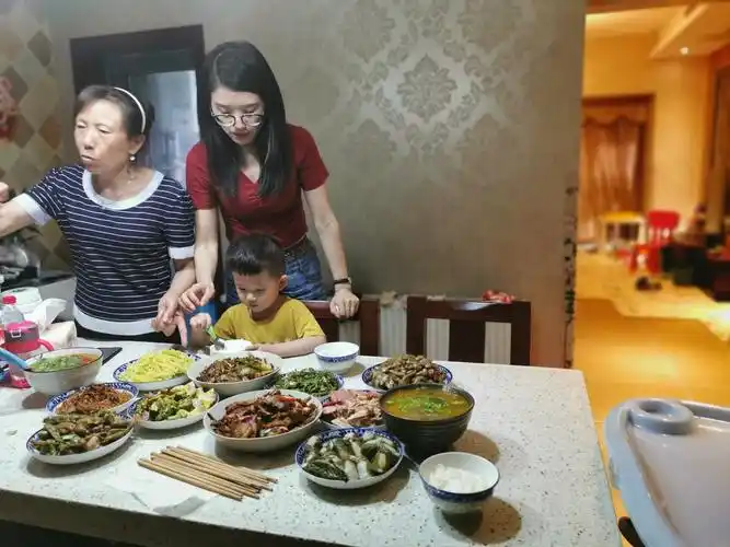 傍晚,家里来了几个尊贵的客人!