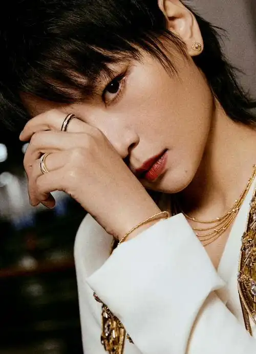 周笔畅露背西装