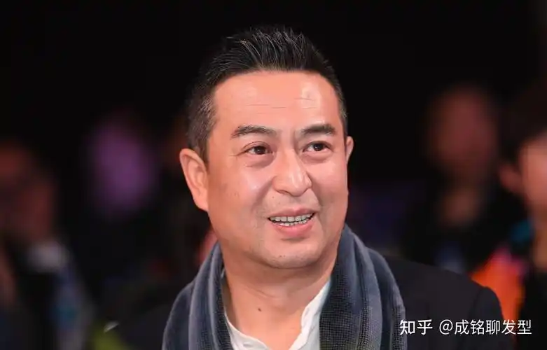 张嘉译50岁后的发型告诉我们国字脸留小背头显年轻更有男人味