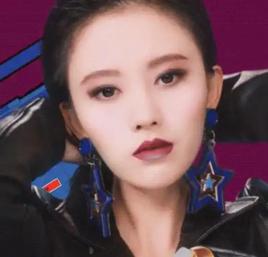 鞠婧祎第一次尝试大背头造型,当刘海掀到后脑勺后,发际线过于抢镜