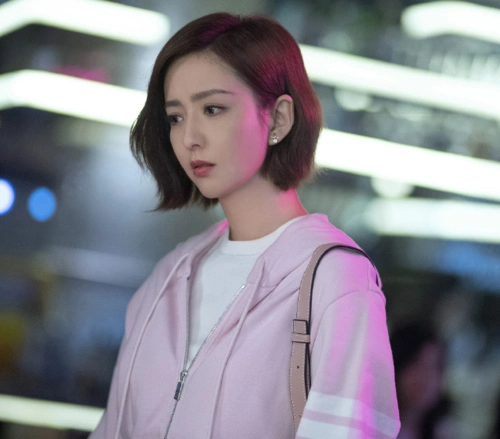 佟丽娅爱的厘米化身酷飒机长百变演绎冬日潮酷穿搭太吸睛