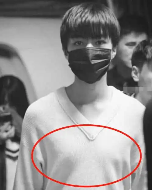 王俊凯过安检遭强制脱衣看到凸起的两点之后粉丝当场沸腾