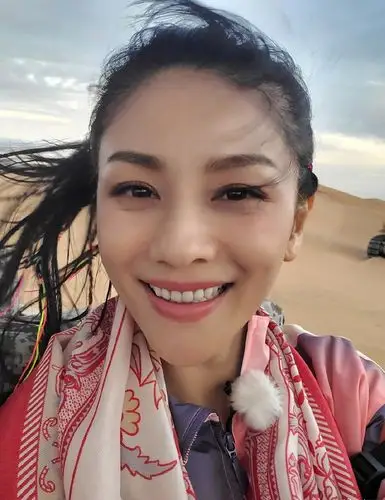 胡可晒九宫格自拍短发出镜皮肤白皙少女感满满