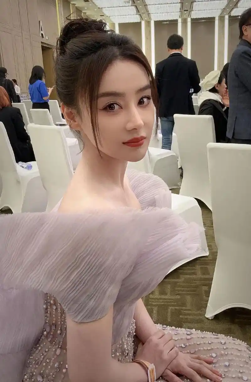 袁姗姗淡紫色蝶翼礼服# 袁姗姗今日出席北影节红毯现场,一身 - 兑音