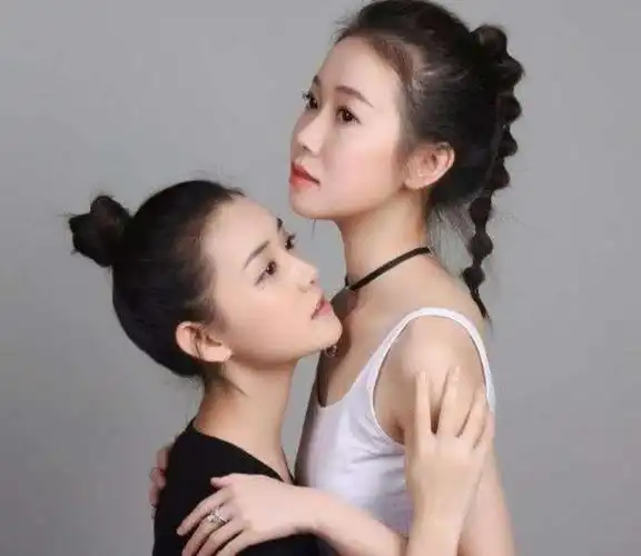 有种"偏心"叫蒋依依爸妈,上帝吻了她的脸蛋,却关上姐姐的窗户|关晓彤