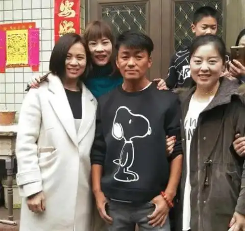 杨超越回家为爸爸过寿双手合十为爸爸祈愿面对亲友低调有礼貌