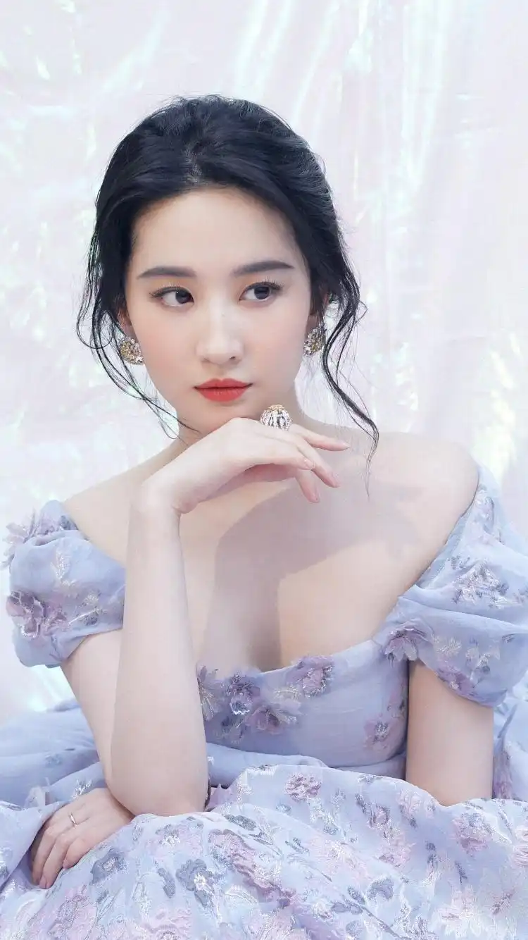 2019微博之夜刘亦菲一袭雾霾蓝公主裙礼服