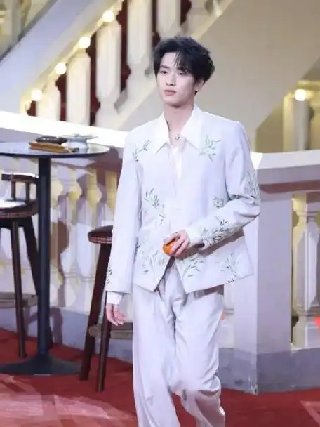 严浩翔身着绿竹刺绣西装从上款款走来