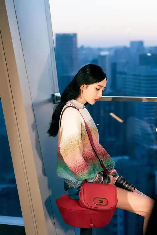 杨幂厉害了,彩虹色毛衣少女感十足,长腿配短裙美得过分