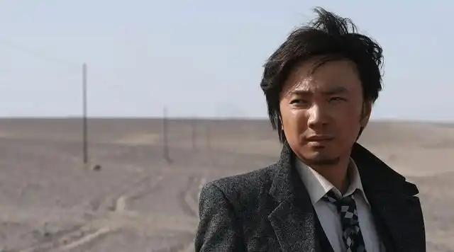 痛定思痛后,徐峥前往理发店,花了五毛钱,削去了头发,从此戴上了头套.