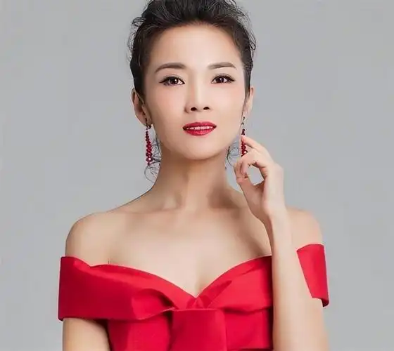 回顾山东媳妇管彤26岁进央视42岁做妈妈51岁被丈夫宠成宝