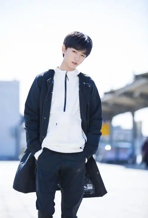 王俊凯街拍图片:简约黑白运动装青春帅气