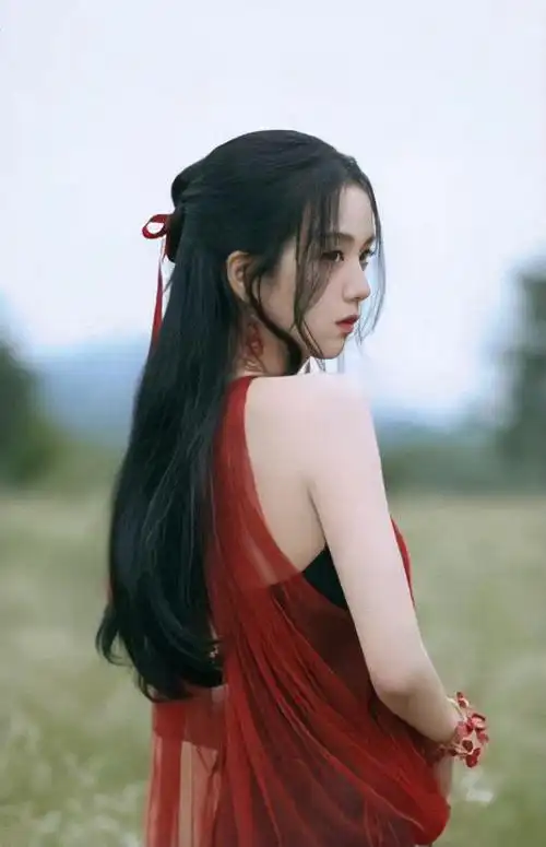 中暑销量884736张,销售额60051540元,无限定kpop艺人第1,金智秀的出圈