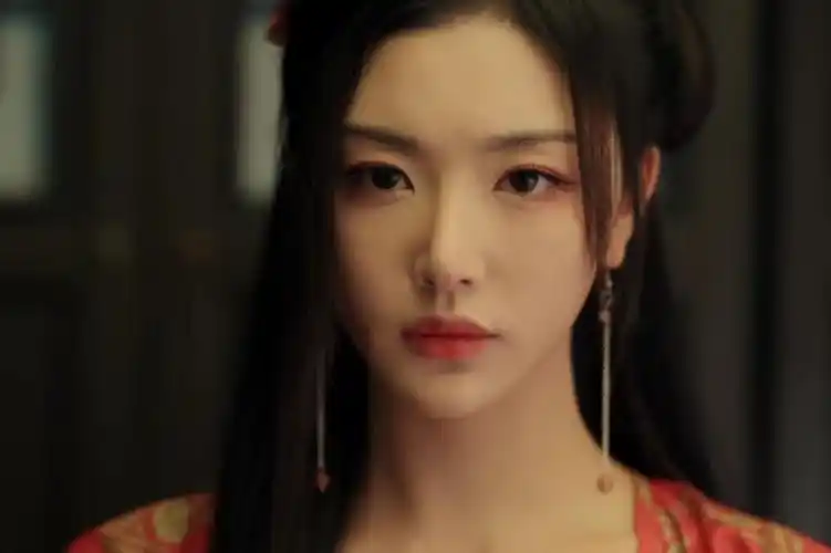 被《墨雨云间》孔雪儿惊艳了,好身材遮不住,红肚兜吊带装太吸睛