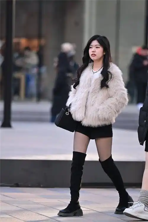 黑色丝袜搭配长靴,可以搭配出来的风格很多,适合冬季出门