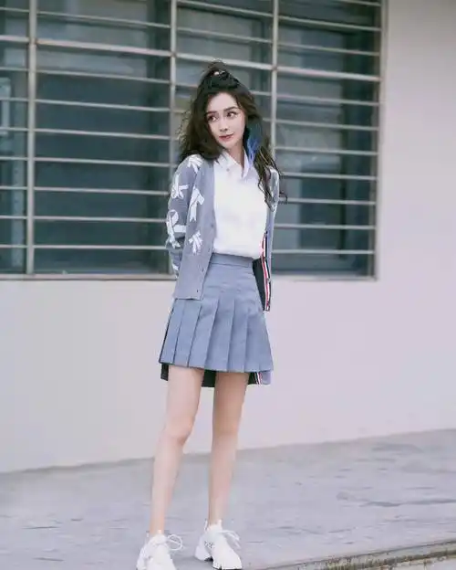 33岁杨颖绝美颜值,身材穿搭绝了,轻松成为甜美时髦精