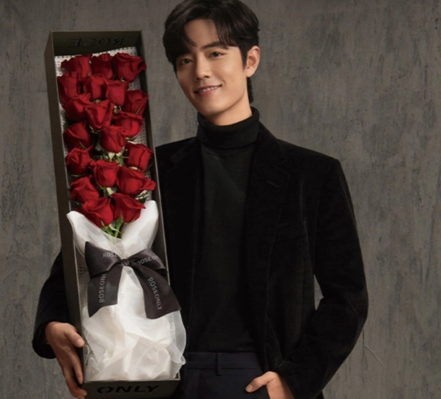 原创肖战2021年的第一束玫瑰超美!化身贵族美少年,和热巴太般配