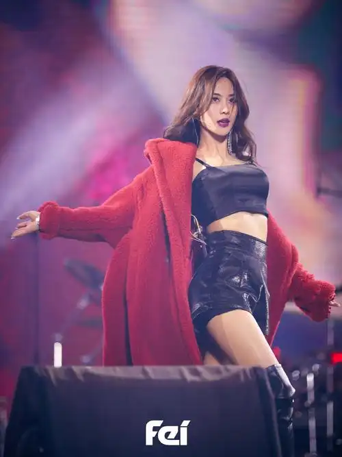 王霏霏红色大衣摩登性感写真45