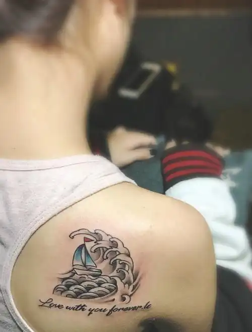 英文与小帆船的情侣后背纹身图案