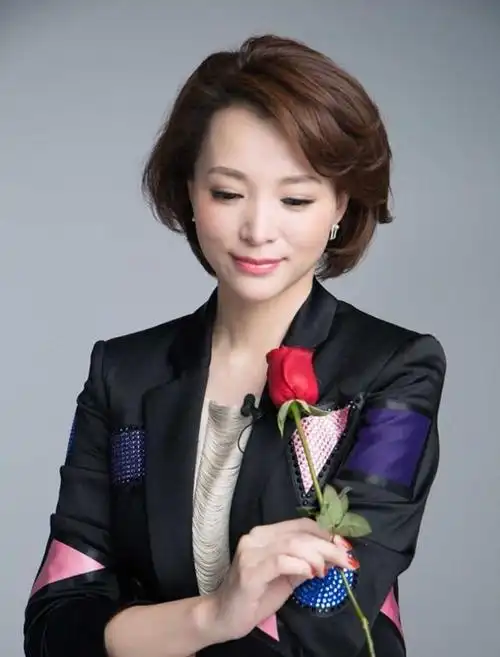 事实证明消失的央视一姐董卿已经走上另一条大道