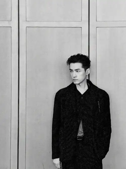 胡歌超话身着品牌波点西装亮相于2025早春男装秀上,丝绒黑白展露率性