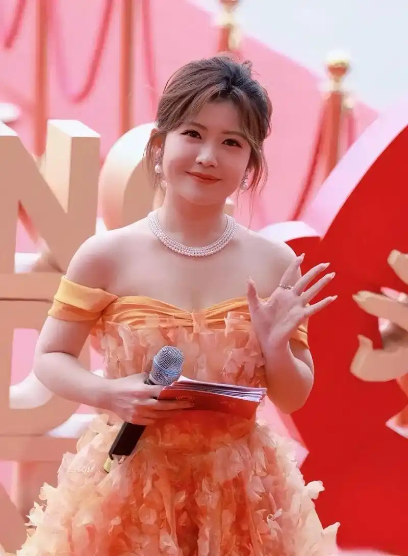 虽然站在冯禧的边上属实有些身高差,可是还是抵挡不住赖美云的可爱