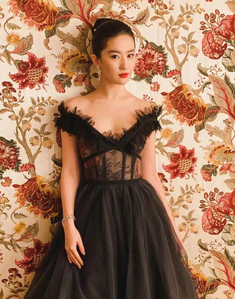 仙女姐姐刘亦菲的夏季穿搭,穿白色印花连衣裙高级时髦,仙气飘飘