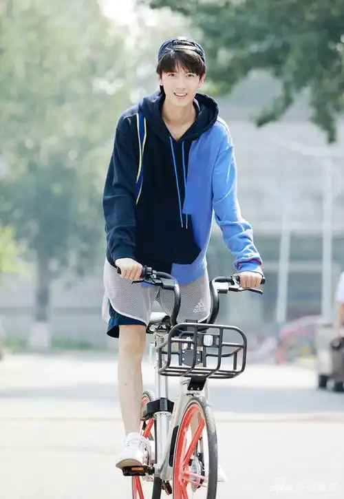 组图陈宥维街头骑行写真曝光少年如风长腿暴击陈宥维曝光一组街头骑行