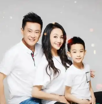 曹颖晒全家福庆父亲节,9岁儿子长相清秀帅气,一家高颜值