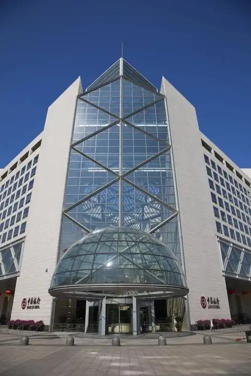 贝聿铭又将自己最擅长的建筑风格运用到了中国银行总部大楼的设计上