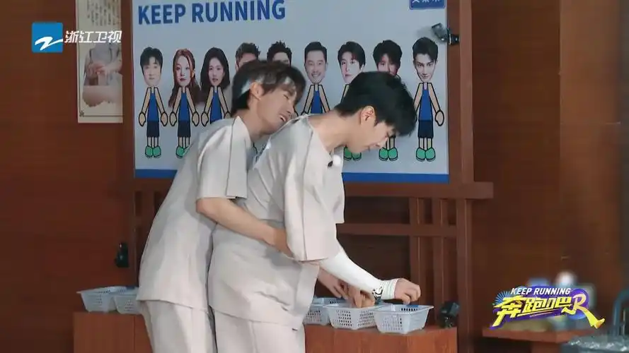 范丞丞要在张真源腹肌上拔罐##奔跑吧