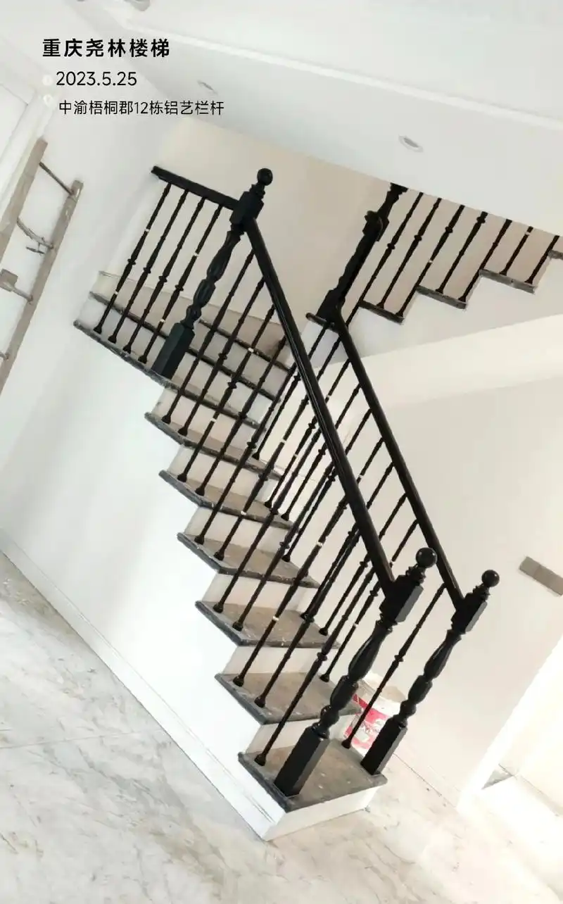 楼梯扶手 铝艺栏杆.中渝梧桐郡中郡12栋铝艺栏杆案例,师傅拍 - 抖音