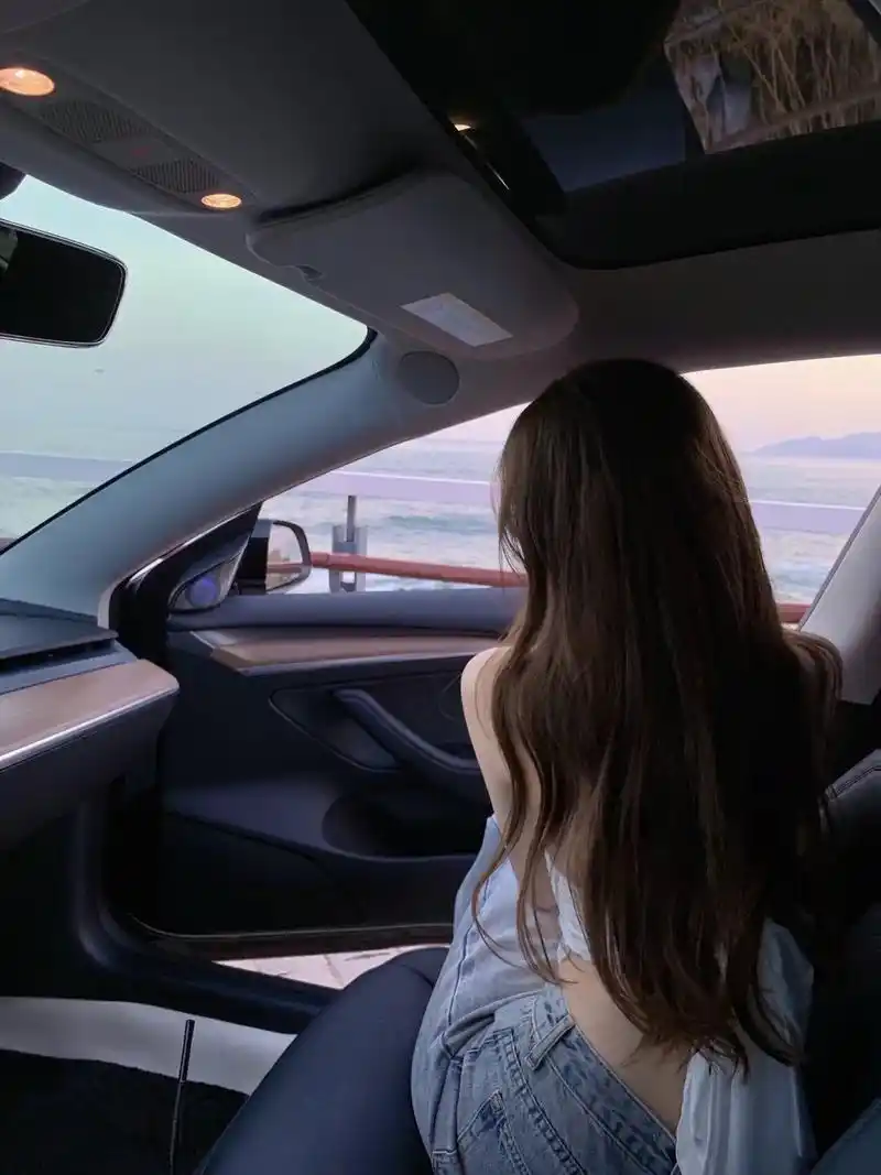 你信吗,女孩子是真的可以一个人面无表情的坐着,突然眼眶一红, - 抖音