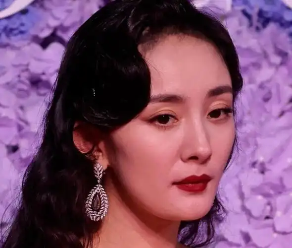 大量女星无修照爆出!显老的热巴,嘴瘪的杨幂,暴露了人间真实