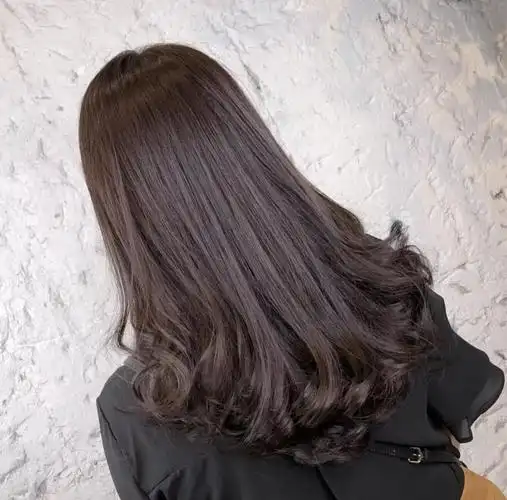 尤其是长发的妹子,无论哪个年龄阶段,很多妹子第一次尝试烫发,都会是