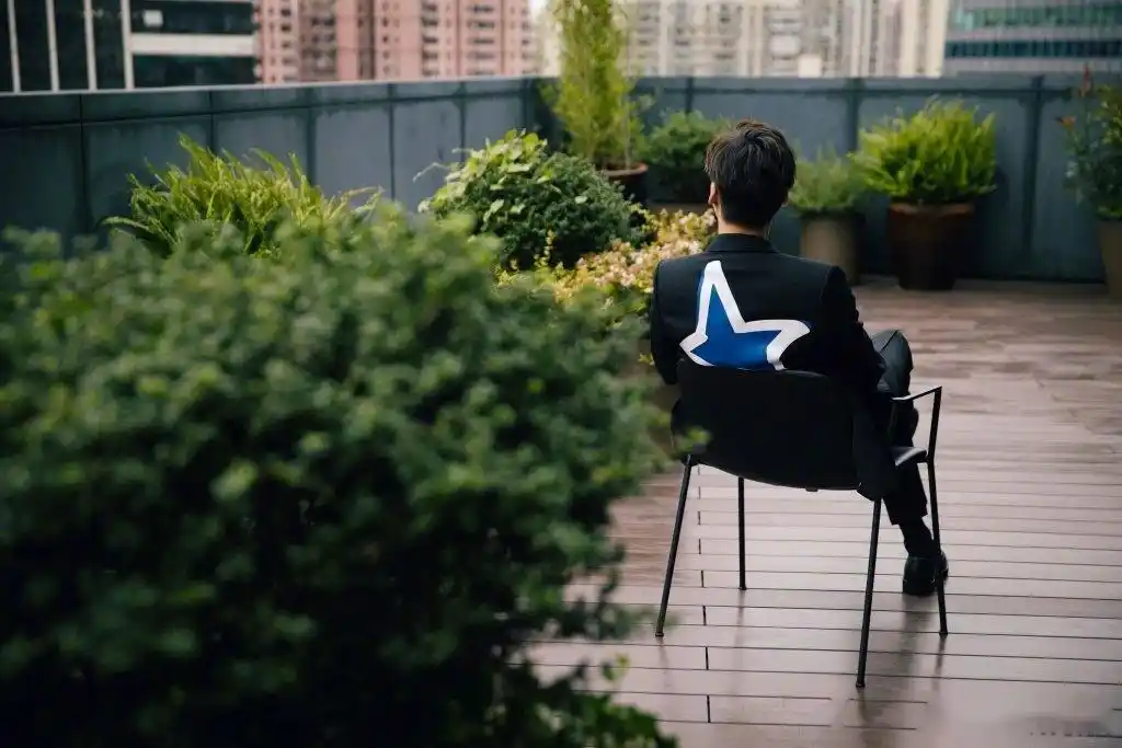 印花西装配纯白内搭简洁大气,背影帅气超a,贵气范儿十足@李易峰