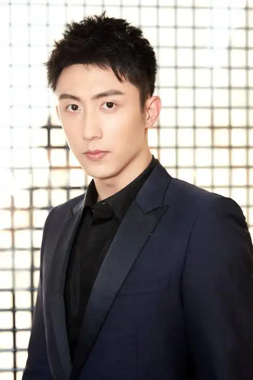 粉丝辟谣黄景瑜探班迪丽热巴,两人是否有在一起的可能性?